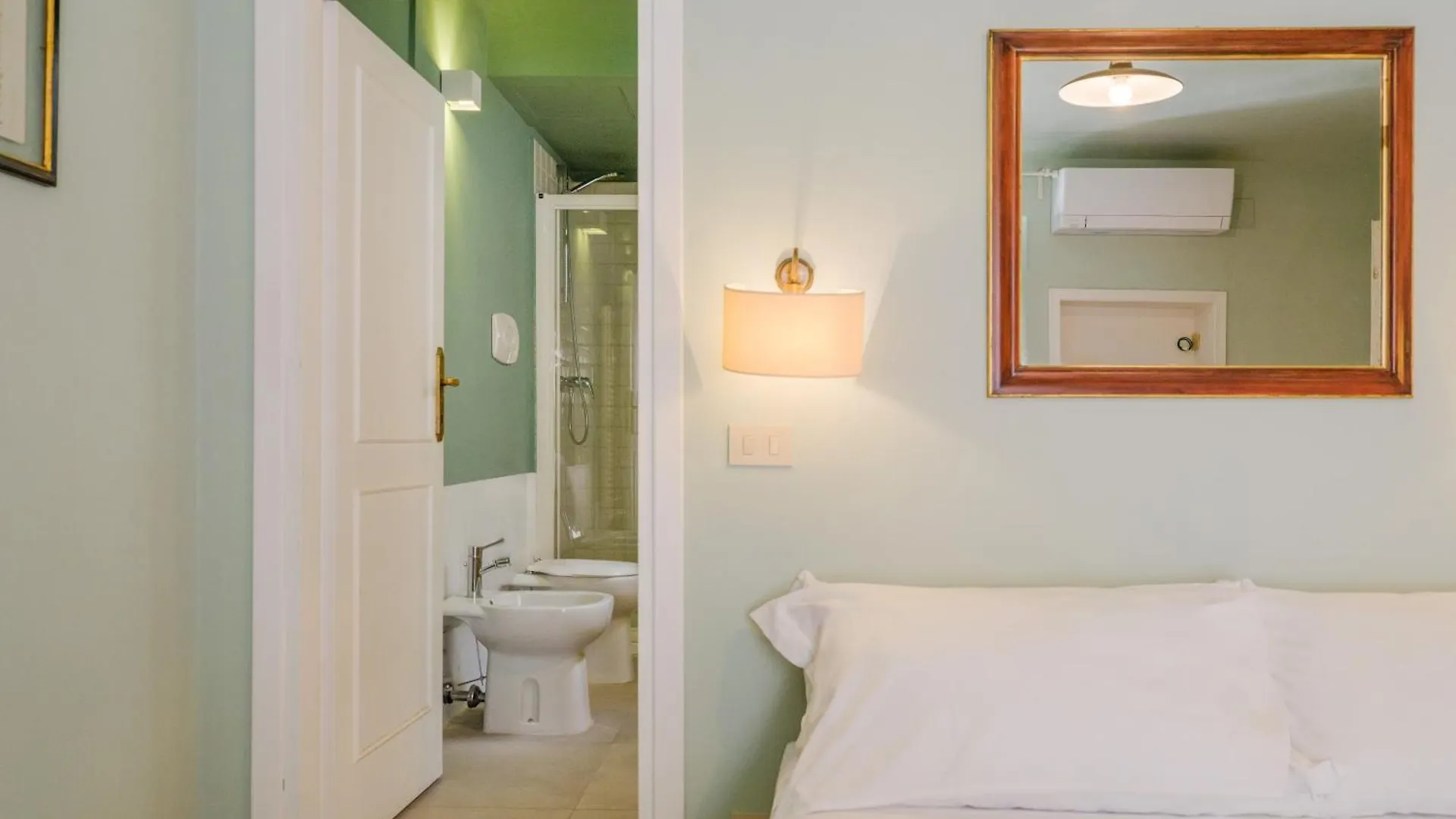 Nugolo Atelier - Light & Charm In Oltrarno Apartment Florence Italy